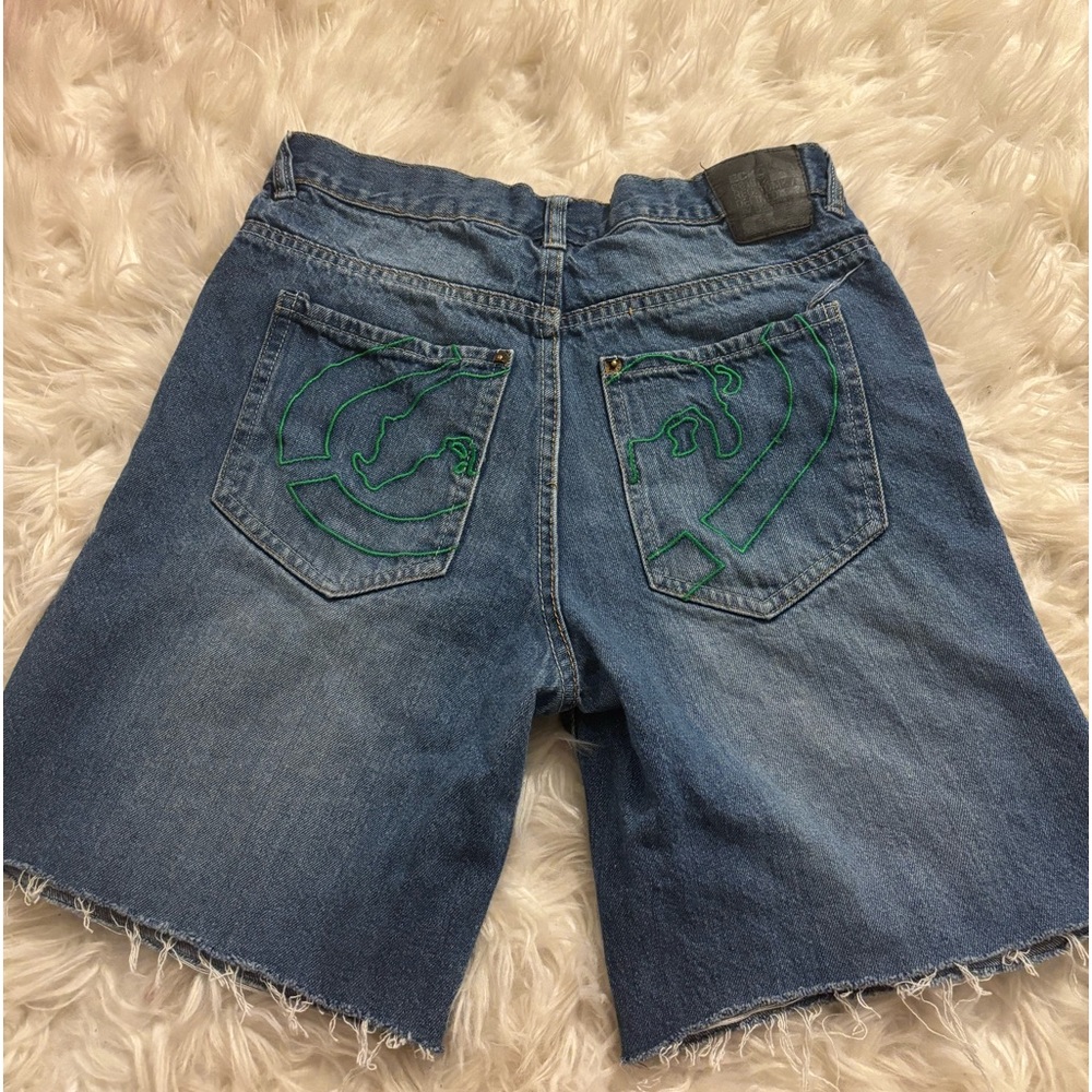 ecko unlimited jorts! earth embroidery on the back pockets